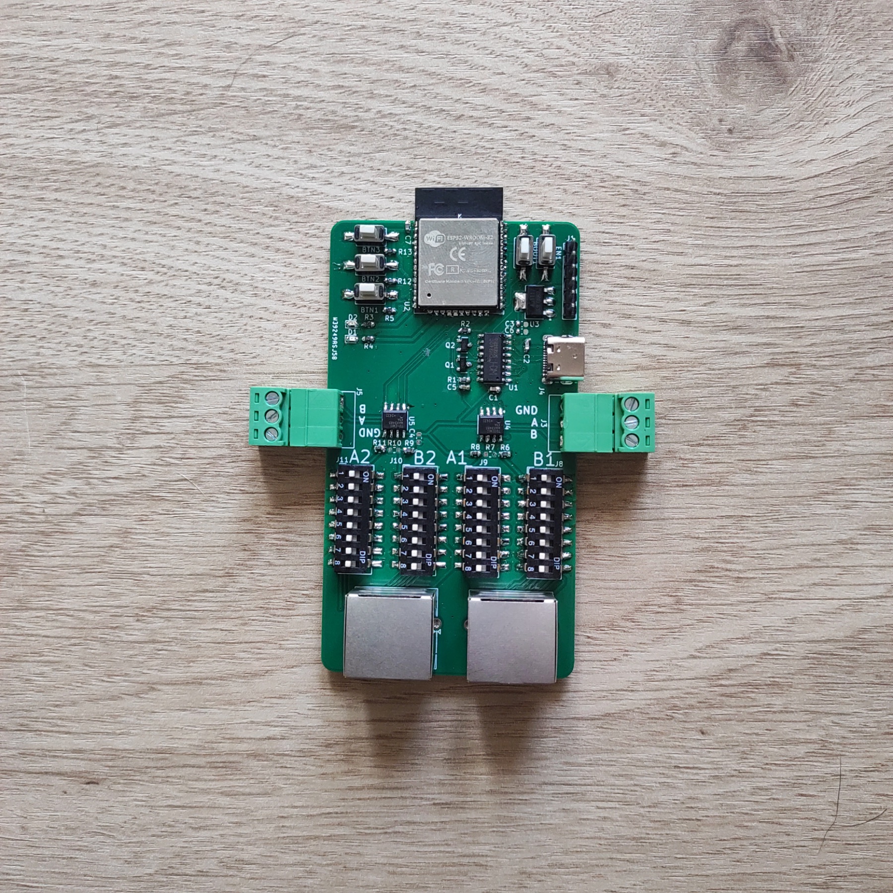 Carte électronique conçue par Edevconnect : passerelle RS-485 sur ESP32, borniers et connecteurs RJ45