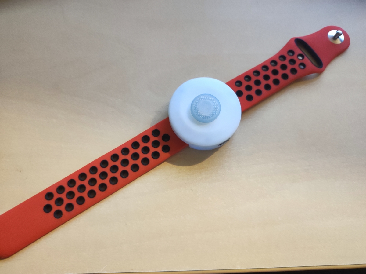 Poire d'appel malade LoRa au format montre, conçue par Edevconnect