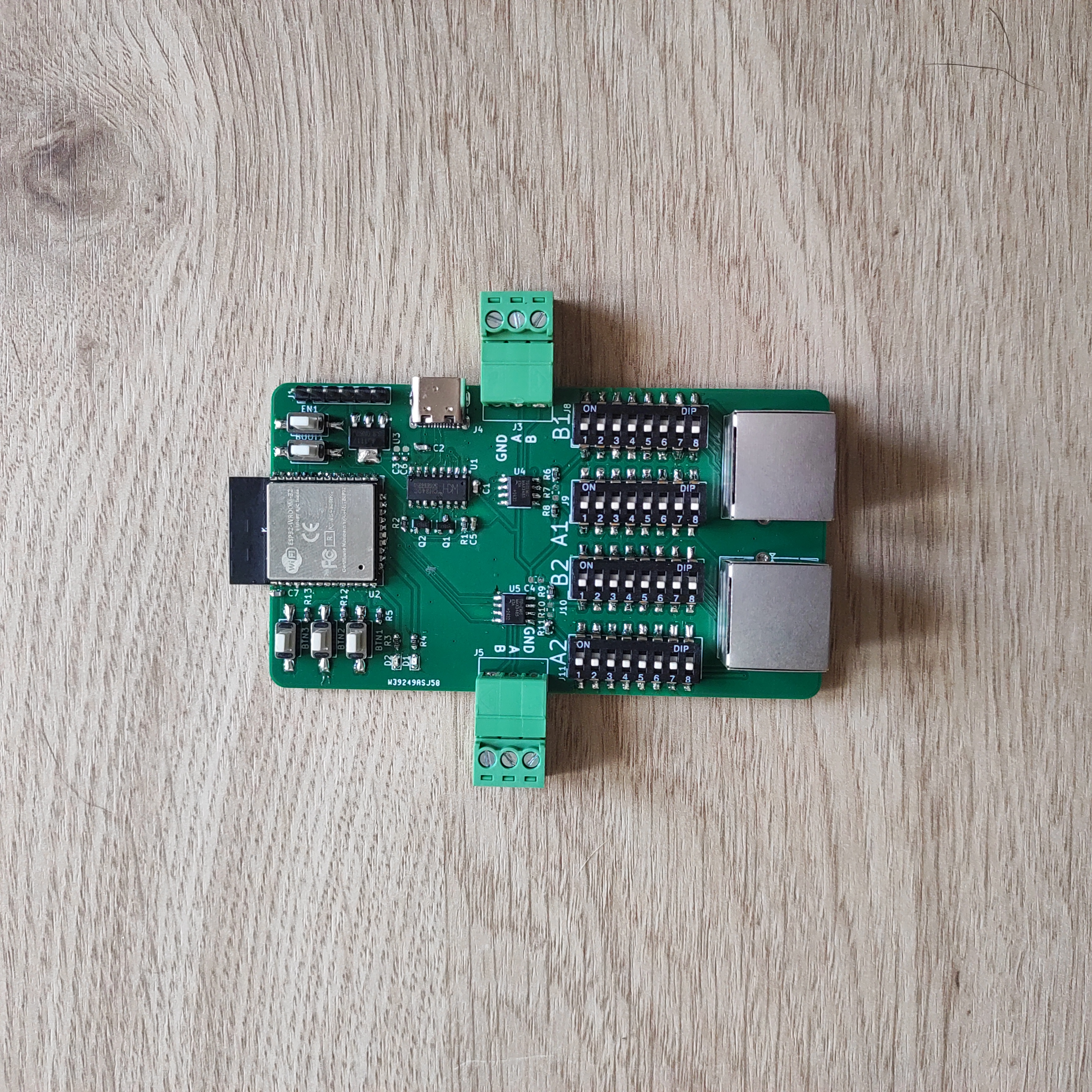 Carte de diagnostic RS-485 conçue par Edevconnect : ESP32, double bus, DIP switches et ports RJ45